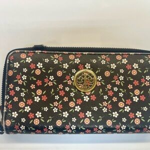 Chic Floral Patterned Wallet with Gold Accent